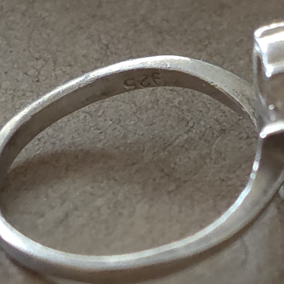 Vintage minimalist, sterling silver 925 garnet ladies ring 2.38 Grams size 5.5 - Picture 3 of 5